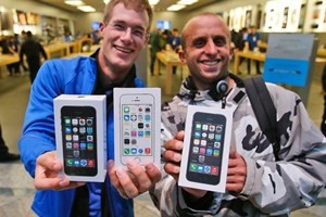 Còn nhiều người xếp hàng mua iPhone 5s